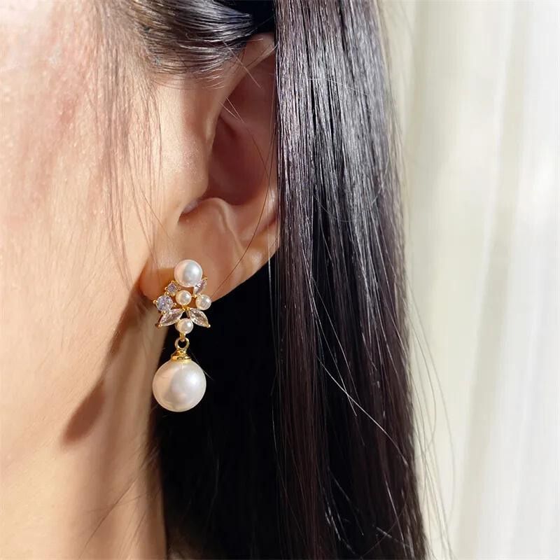 Par de Brincos Femininos Vintage com Pérolas e Zircônia