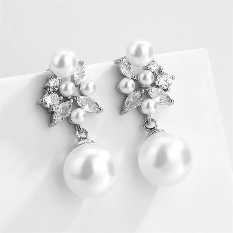 Par de Brincos Femininos Vintage com Pérolas e Zircônia