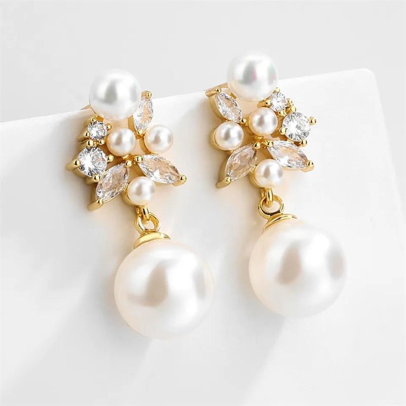 Par de Brincos Femininos Vintage com Pérolas e Zircônia